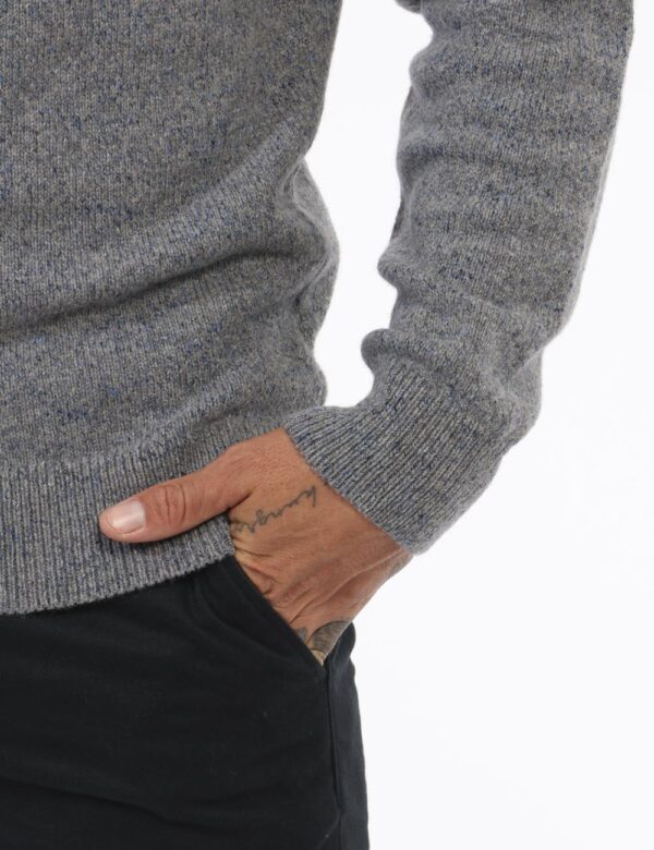 Maglione Gant Grigio - Maglione classico in total grigio con filo blu. La vestibilità è morbida e regolare. Il maglione è ad