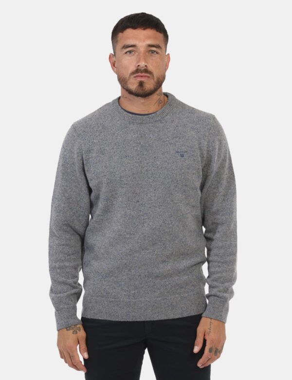 Maglione Gant Grigio - Maglione classico in total grigio con filo blu. La vestibilità è morbida e regolare. Il maglione è ad