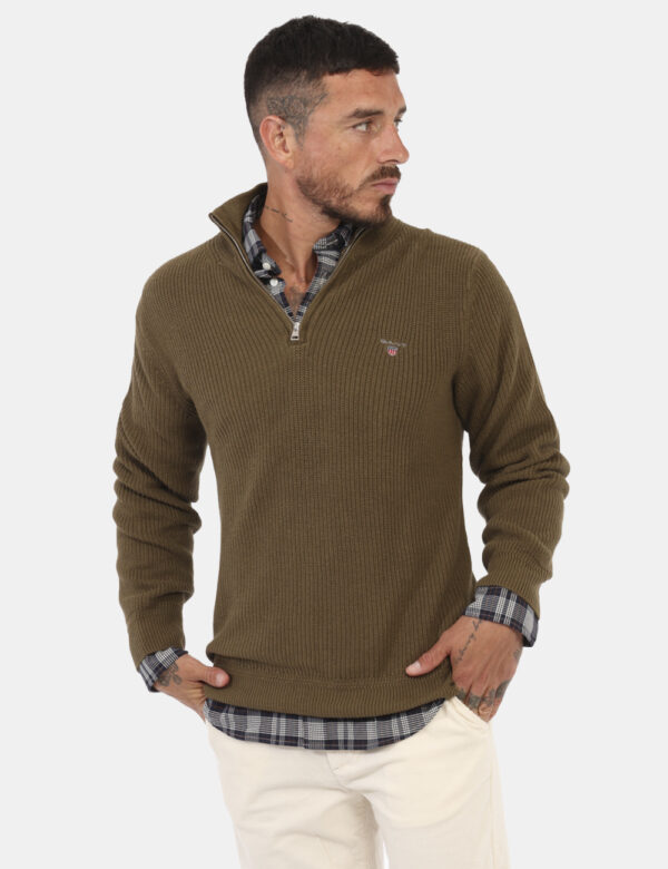 Maglione Gant Verde - Maglione in misto lana con collo alto. Il capo si sviluppa in total verde con patch logo brand ad alte