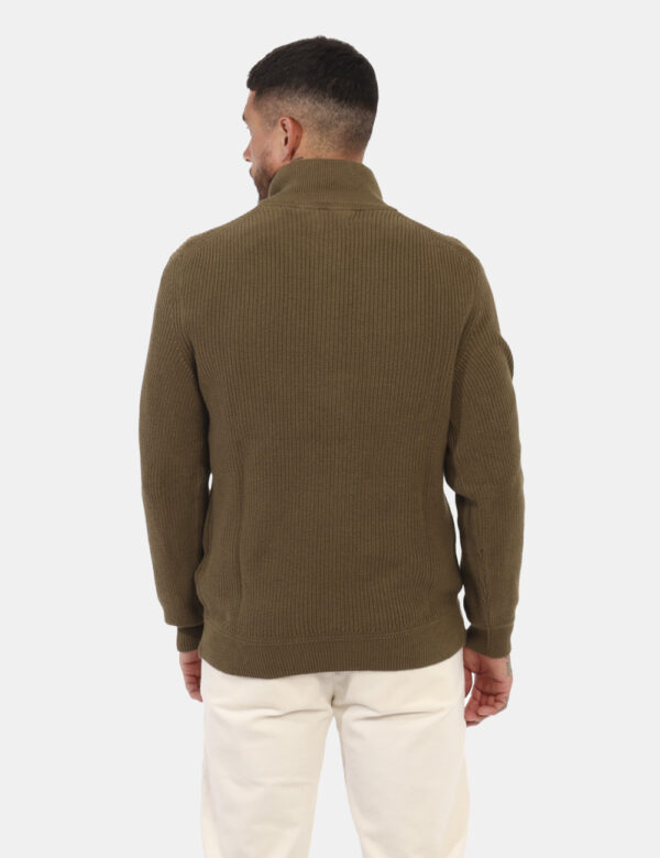 Maglione Gant Verde - Maglione in misto lana con collo alto. Il capo si sviluppa in total verde con patch logo brand ad alte