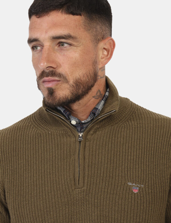 Maglione Gant Verde - Maglione in misto lana con collo alto. Il capo si sviluppa in total verde con patch logo brand ad alte