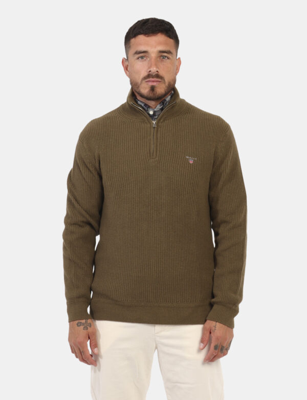 Maglione Gant Verde - Maglione in misto lana con collo alto. Il capo si sviluppa in total verde con patch logo brand ad alte