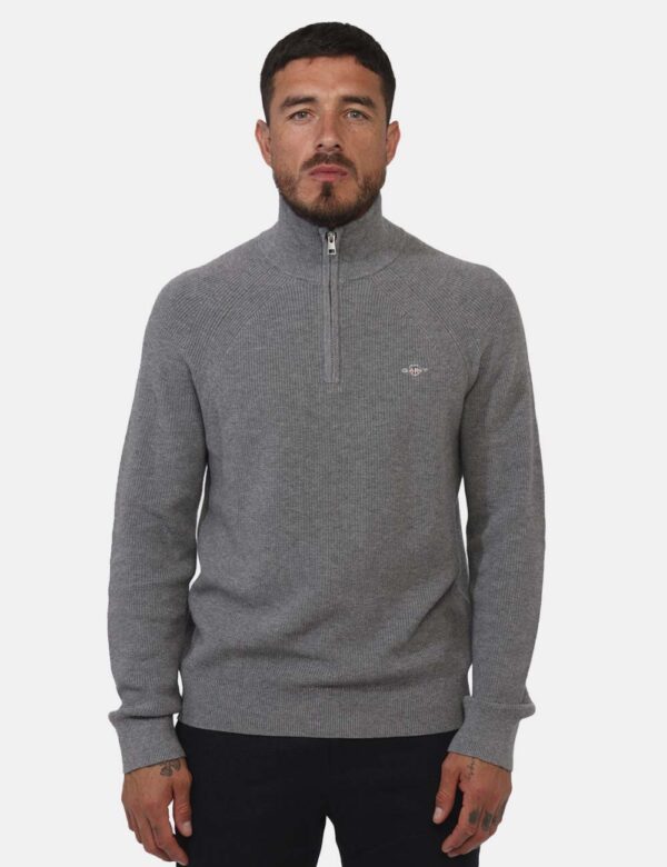 Maglione Gant Grigio - L’articolo appartiene al campionario esclusivo di stagione: pezzo unicoCod. art. 2403 8050212 N CVVi