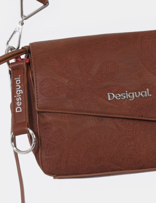 Borsa Desigual Marrone - Borsa a tracolla di medie dimensioni simil bauletto in marrone e ricamo in tono su tono. La bag si