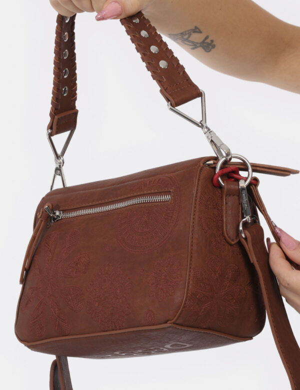 Borsa Desigual Marrone - Borsa a tracolla di medie dimensioni simil bauletto in marrone e ricamo in tono su tono. La bag si