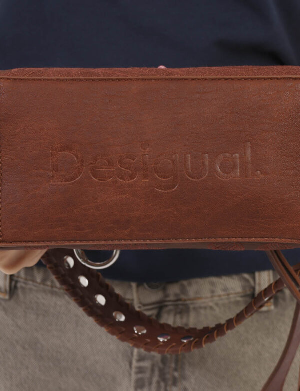 Borsa Desigual Marrone - Borsa a tracolla di medie dimensioni simil bauletto in marrone e ricamo in tono su tono. La bag si
