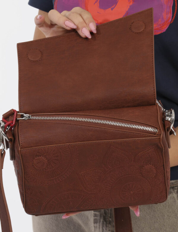 Borsa Desigual Marrone - Borsa a tracolla di medie dimensioni simil bauletto in marrone e ricamo in tono su tono. La bag si