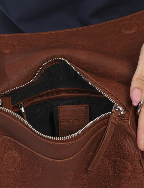 Borsa Desigual Marrone - Borsa a tracolla di medie dimensioni simil bauletto in marrone e ricamo in tono su tono. La bag si