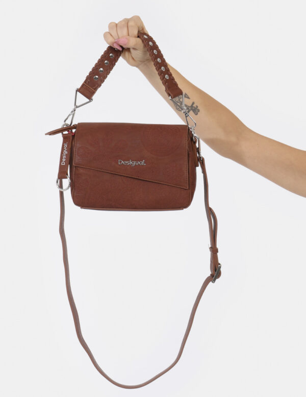 Borsa Desigual Marrone - Borsa a tracolla di medie dimensioni simil bauletto in marrone e ricamo in tono su tono. La bag si