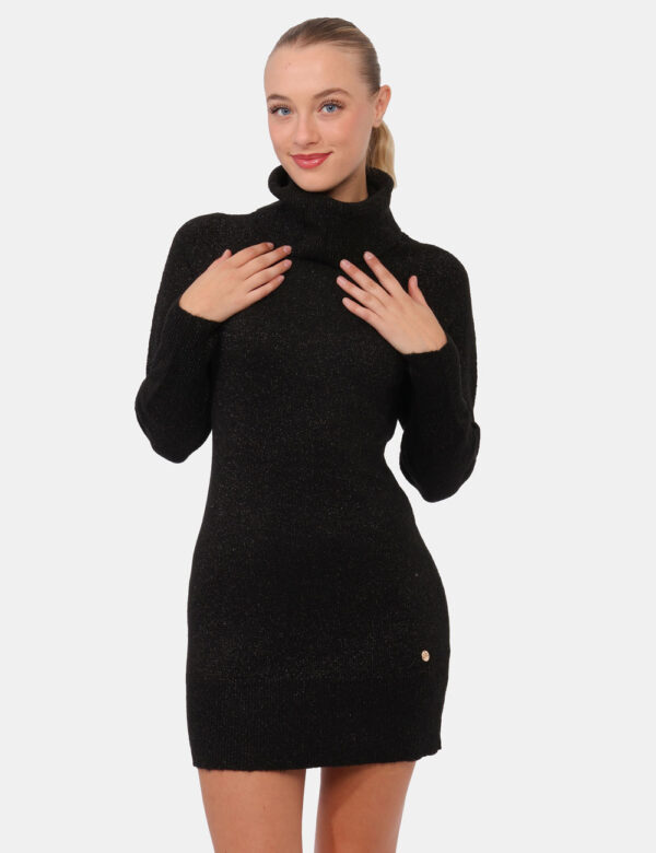 Vestito Yes Zee Nero - Vestito corto in maglina, con collo alto ed in total nero più filo lurex argentato. La vestibilità è