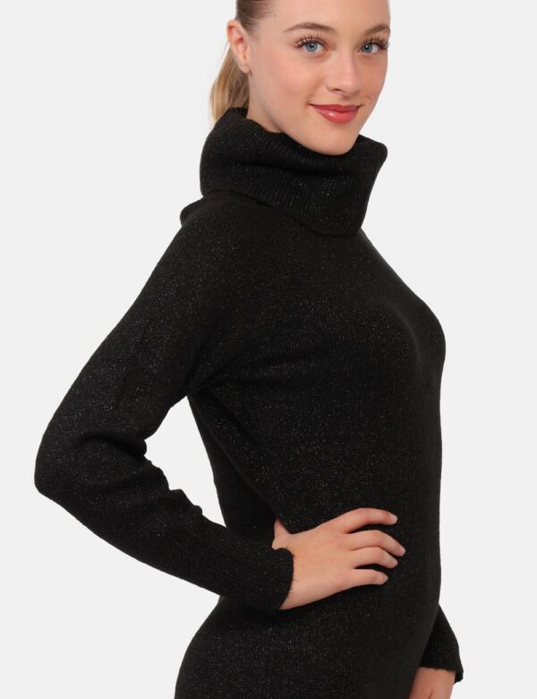 Vestito Yes Zee Nero - Vestito corto in maglina, con collo alto ed in total nero più filo lurex argentato. La vestibilità è