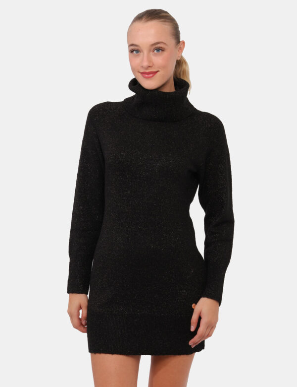 Vestito Yes Zee Nero - Vestito corto in maglina, con collo alto ed in total nero più filo lurex argentato. La vestibilità è
