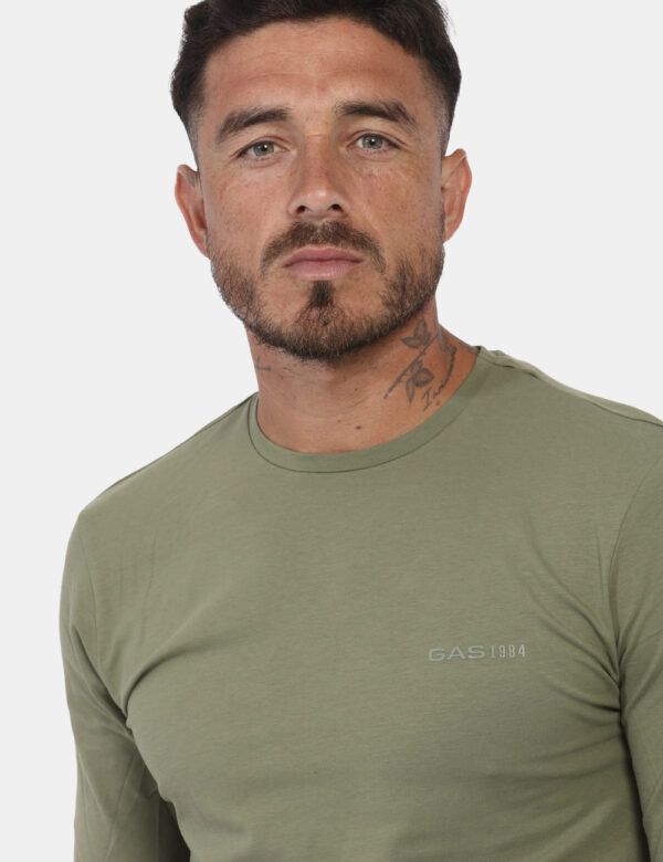 Maglia Gas Verde - La t-shirt a manica lunga con micro logo Gas è il capo must have di tutti i guardaroba! Fresca e versatil