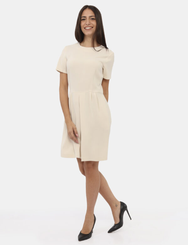 Vestito Materica Bianco - Abito a maniche corte in total bianco panna con girocollo classico. La vestibilità è morbida e pra