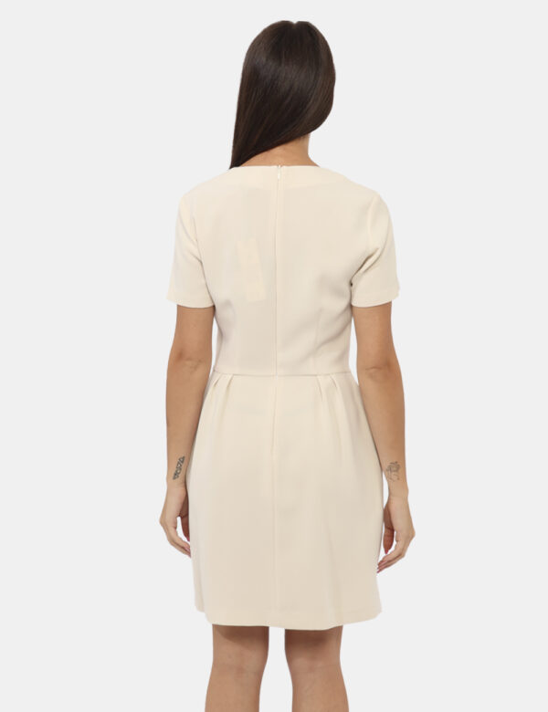 Vestito Materica Bianco - Abito a maniche corte in total bianco panna con girocollo classico. La vestibilità è morbida e pra