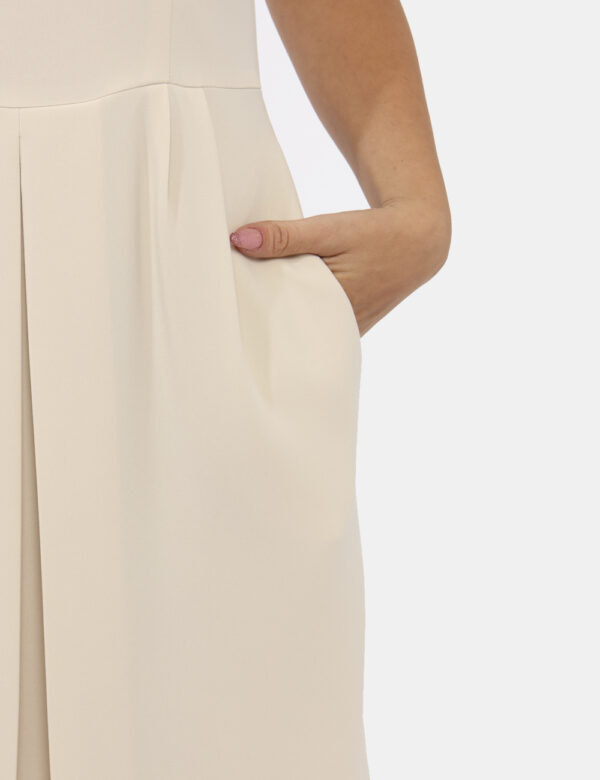 Vestito Materica Bianco - Abito a maniche corte in total bianco panna con girocollo classico. La vestibilità è morbida e pra
