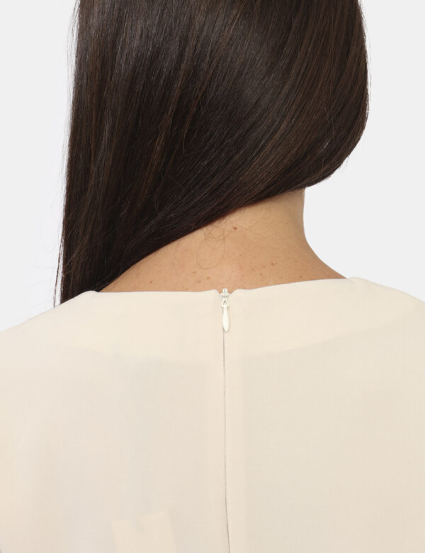 Vestito Materica Bianco - Abito a maniche corte in total bianco panna con girocollo classico. La vestibilità è morbida e pra