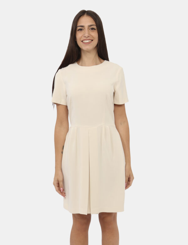 Vestito Materica Bianco - Abito a maniche corte in total bianco panna con girocollo classico. La vestibilità è morbida e pra