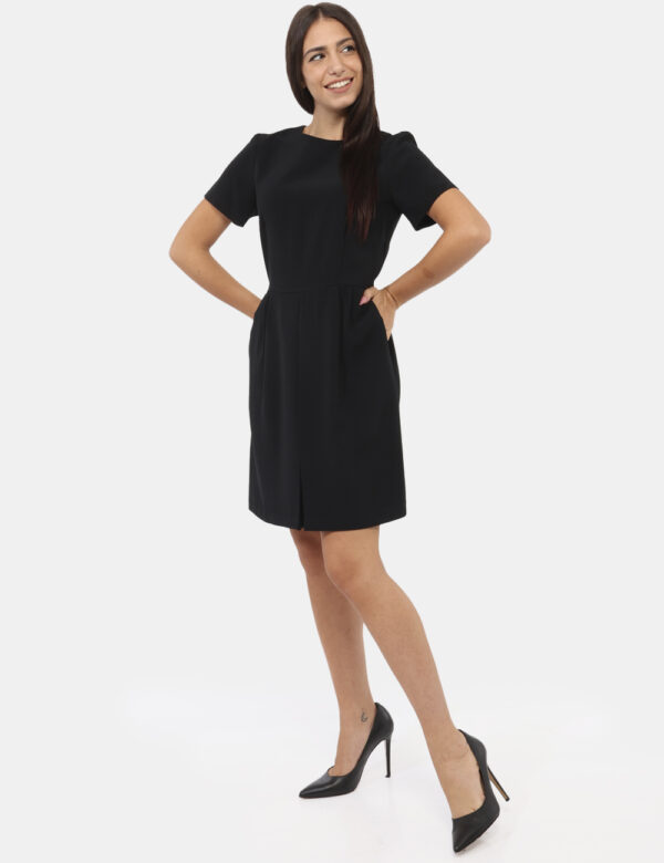 Vestito Materica Nero - Abito a maniche corte in total nero con girocollo classico. La vestibilità è morbida e pratica grazi