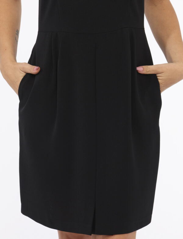 Vestito Materica Nero - Abito a maniche corte in total nero con girocollo classico. La vestibilità è morbida e pratica grazi