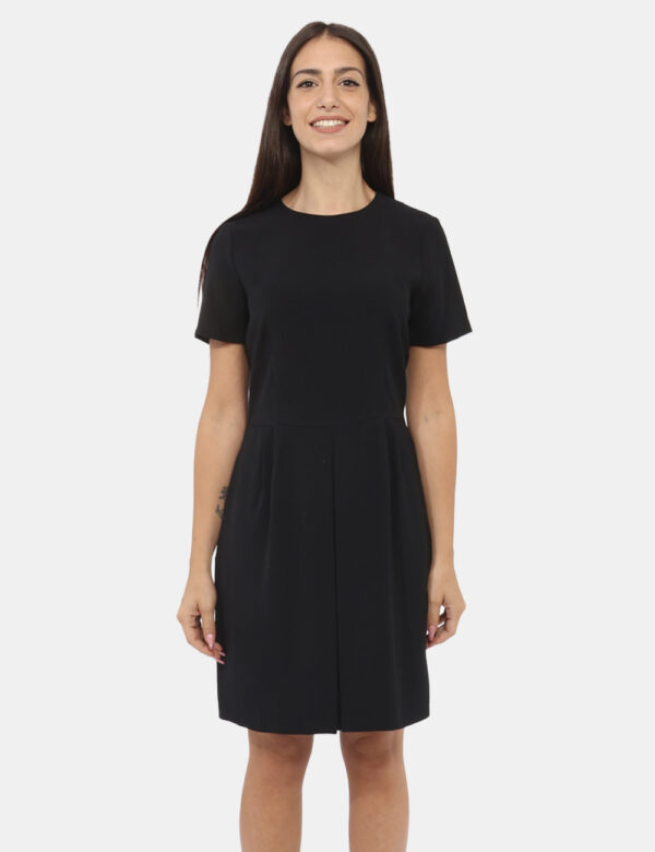 Vestito Materica Nero - Abito a maniche corte in total nero con girocollo classico. La vestibilità è morbida e pratica grazi