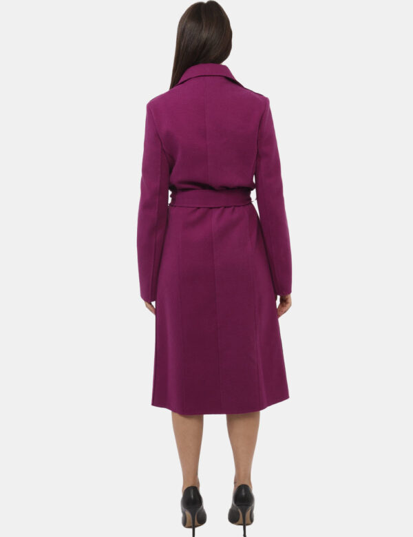 Cappotto Materica Fucsia - Cappotto classico, lungo, in total rosso magenta con tasche a taglio. La vestibilità è morbida e
