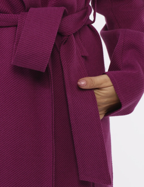 Cappotto Materica Fucsia - Cappotto classico, lungo, in total rosso magenta con tasche a taglio. La vestibilità è morbida e