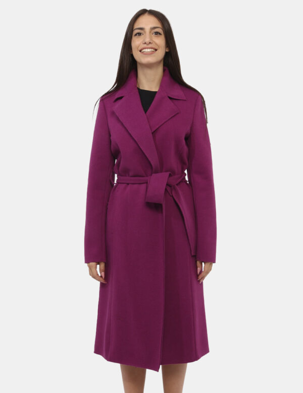 Cappotto Materica Fucsia - Cappotto classico, lungo, in total rosso magenta con tasche a taglio. La vestibilità è morbida e