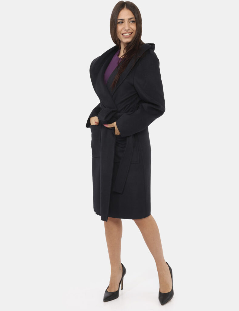 Cappotto Materica Blu - Cappotto classico, lungo, in total blu con tasche a toppa. La vestibilità è morbida e pratica ma anc
