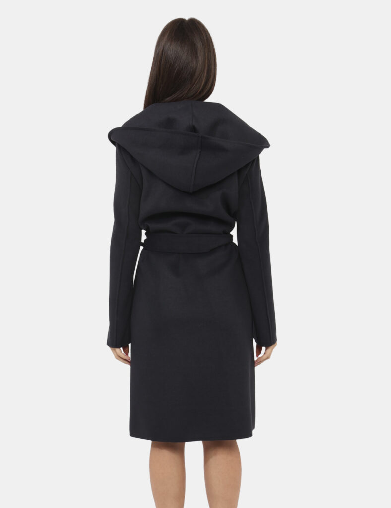 Cappotto Materica Blu - Cappotto classico, lungo, in total blu con tasche a toppa. La vestibilità è morbida e pratica ma anc
