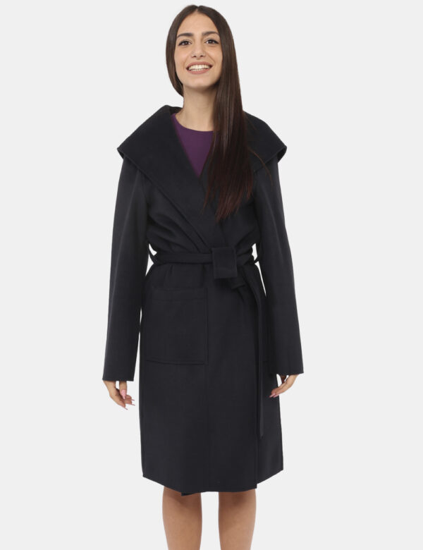 Cappotto Materica Blu - Cappotto classico, lungo, in total blu con tasche a toppa. La vestibilità è morbida e pratica ma anc
