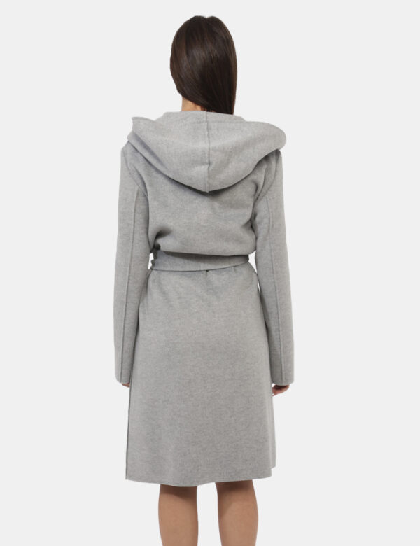 Cappotto Materica Grigio - Cappotto classico, lungo, in total grigio chiaro con tasche a toppa. La vestibilità è morbida e p