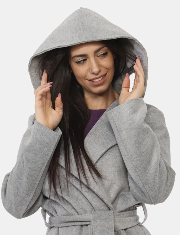 Cappotto Materica Grigio - Cappotto classico, lungo, in total grigio chiaro con tasche a toppa. La vestibilità è morbida e p