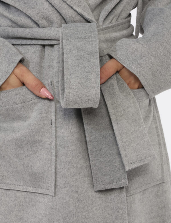 Cappotto Materica Grigio - Cappotto classico, lungo, in total grigio chiaro con tasche a toppa. La vestibilità è morbida e p