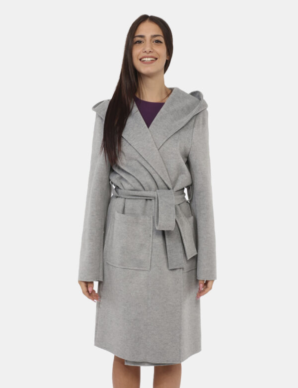 Cappotto Materica Grigio - Cappotto classico, lungo, in total grigio chiaro con tasche a toppa. La vestibilità è morbida e p