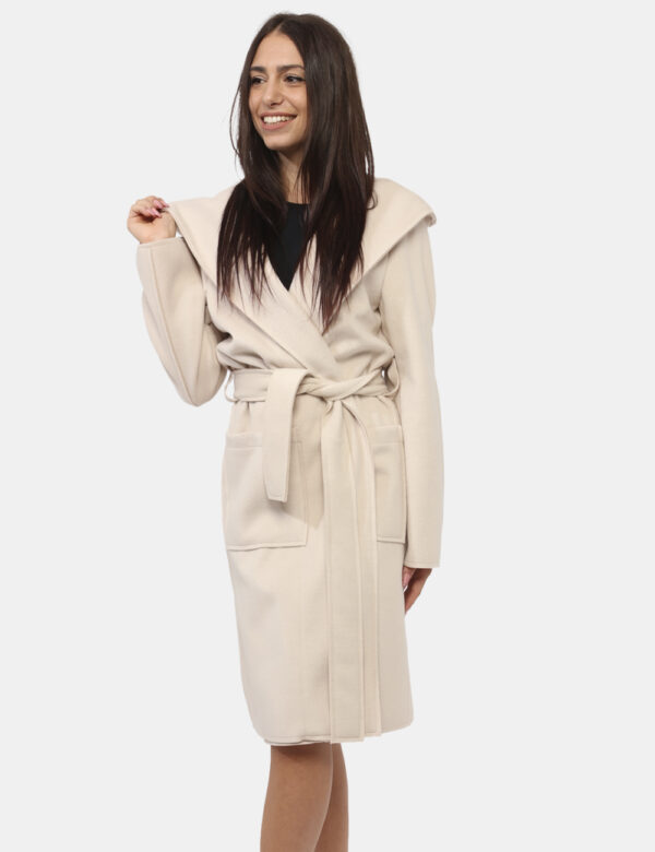 Cappotto Materica Bianco - Cappotto classico, lungo, in total bianco panna con tasche a toppa. La vestibilità è morbida e pr