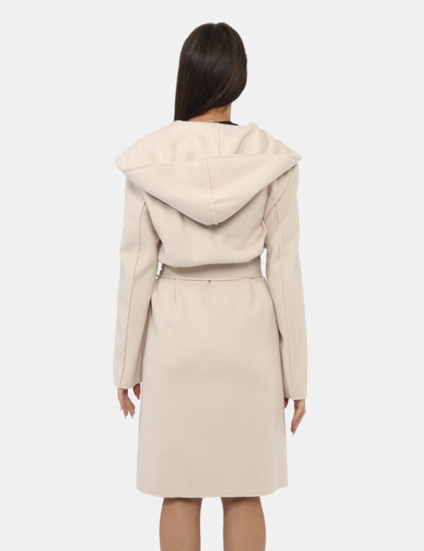 Cappotto Materica Bianco - Cappotto classico, lungo, in total bianco panna con tasche a toppa. La vestibilità è morbida e pr