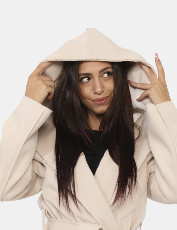 Cappotto Materica Bianco - Cappotto classico, lungo, in total bianco panna con tasche a toppa. La vestibilità è morbida e pr