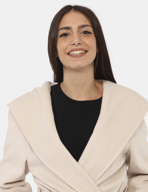 Cappotto Materica Bianco - Cappotto classico, lungo, in total bianco panna con tasche a toppa. La vestibilità è morbida e pr