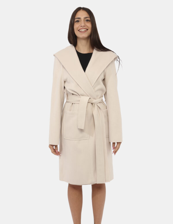 Cappotto Materica Bianco - Cappotto classico, lungo, in total bianco panna con tasche a toppa. La vestibilità è morbida e pr