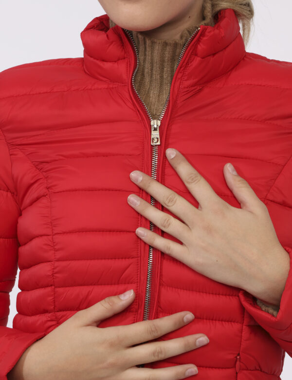 Piumino Fracomina Rosso - Piumino lungo in total rosso. Presenti tasche a taglio trasversale con chiusura a zip. La vestibil