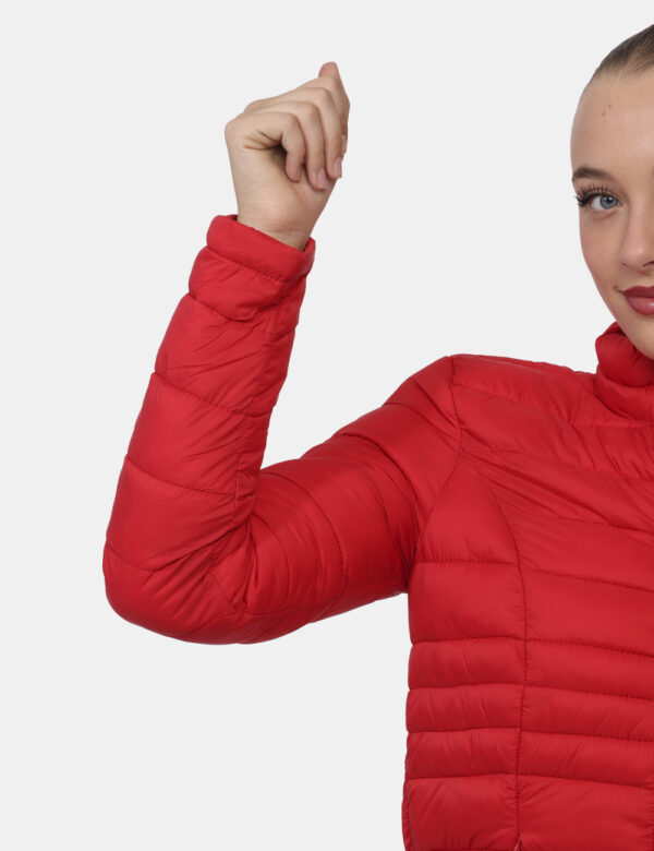 Piumino Fracomina Rosso - Piumino lungo in total rosso. Presenti tasche a taglio trasversale con chiusura a zip. La vestibil
