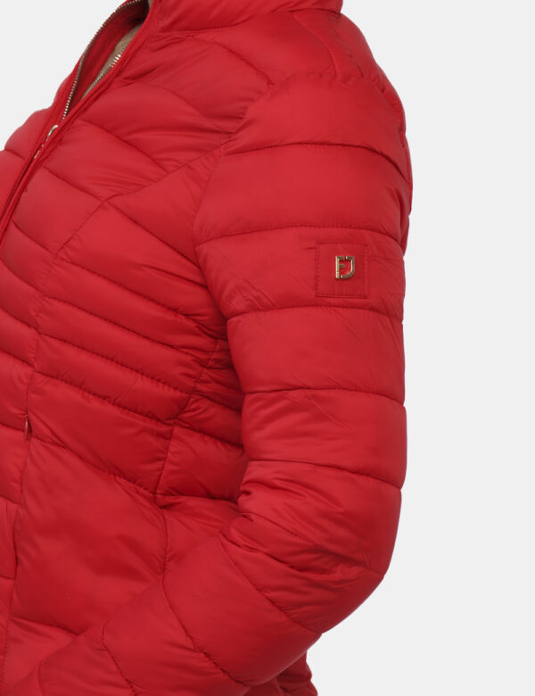 Piumino Fracomina Rosso - Piumino lungo in total rosso. Presenti tasche a taglio trasversale con chiusura a zip. La vestibil
