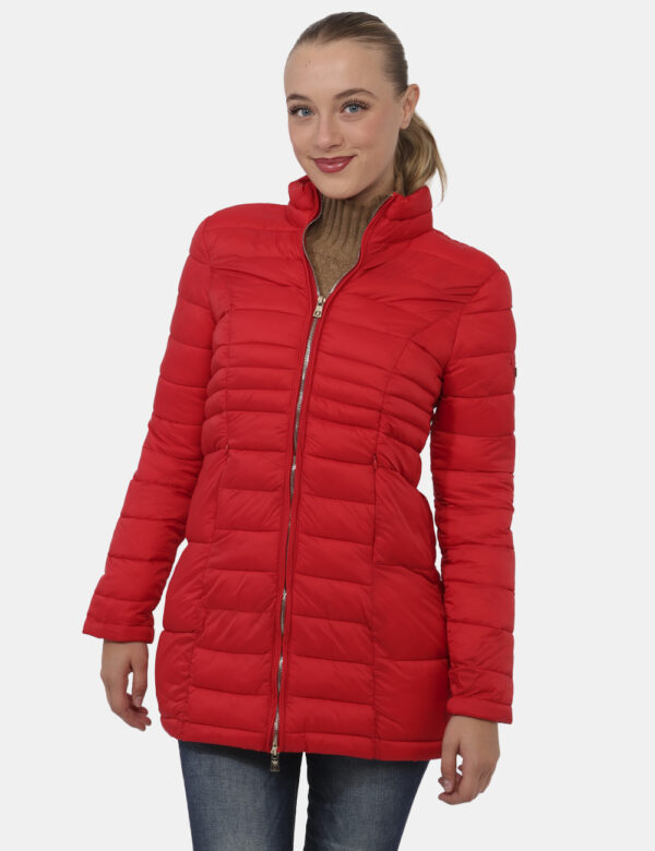 Piumino Fracomina Rosso - Piumino lungo in total rosso. Presenti tasche a taglio trasversale con chiusura a zip. La vestibil