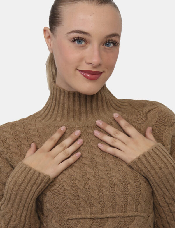 Maglione Fracomina Marrone - Maglione a collo alto con trama intrecciate ed in total marrone cammello. La vestibilità è morb
