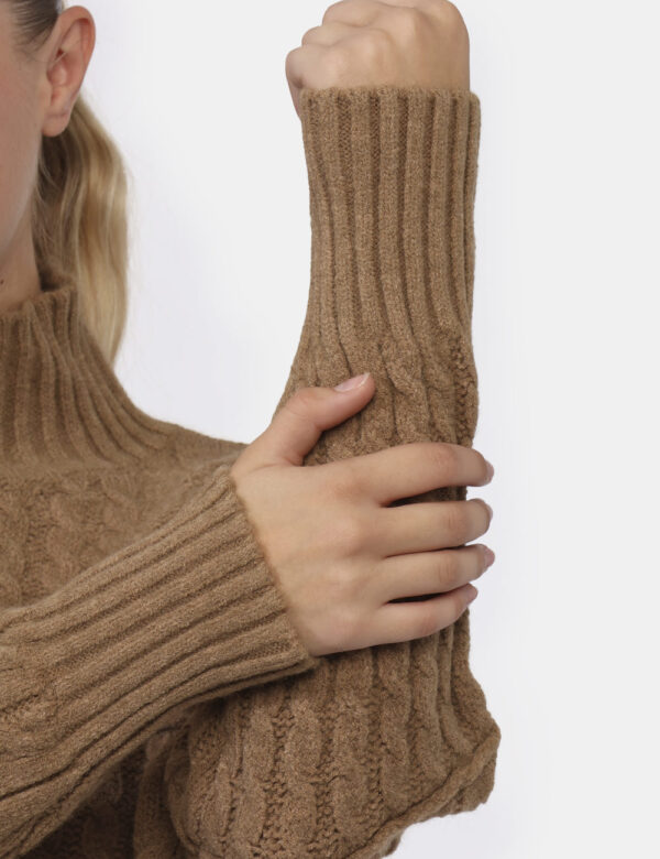 Maglione Fracomina Marrone - Maglione a collo alto con trama intrecciate ed in total marrone cammello. La vestibilità è morb