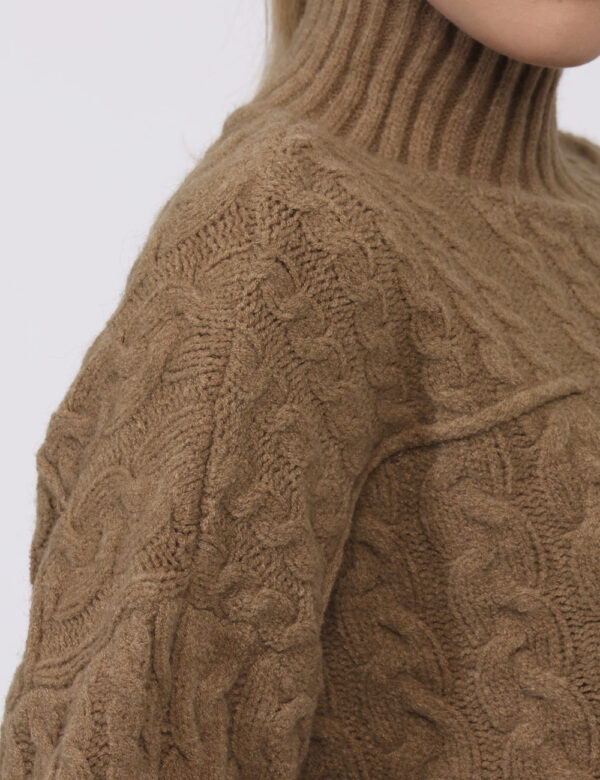 Maglione Fracomina Marrone - Maglione a collo alto con trama intrecciate ed in total marrone cammello. La vestibilità è morb