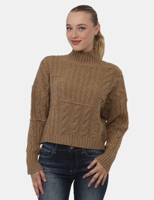 Maglione Fracomina Marrone - Maglione a collo alto con trama intrecciate ed in total marrone cammello. La vestibilità è morb