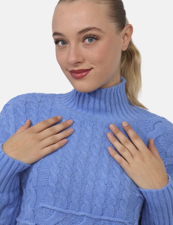 Maglione Fracomina Azzurro - Maglione a collo alto con trama intrecciate ed in total azzurro. La vestibilità è morbida e reg