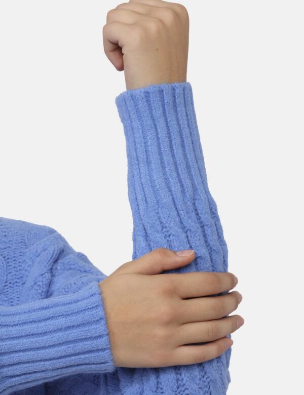 Maglione Fracomina Azzurro - Maglione a collo alto con trama intrecciate ed in total azzurro. La vestibilità è morbida e reg